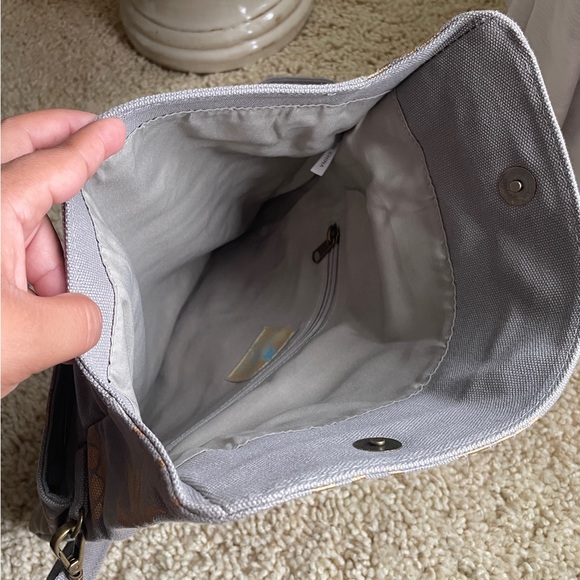 Caribbean Joe Grey & Gold Pineapples Expandable Clutch/Removable Crossbody Strap - Picture 6 of 11